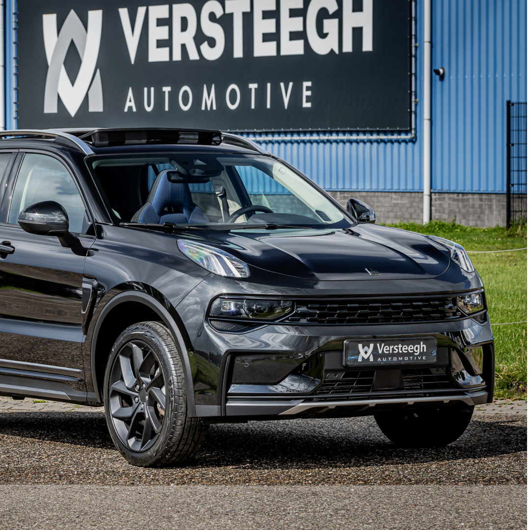 Lynk & Co Blacked out version right frontside met Versteeg Automotive logo