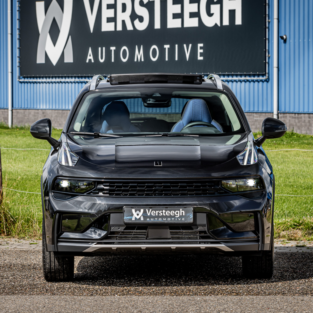 Lynk & Co Blacked out version front side met Versteeg Automotive logo